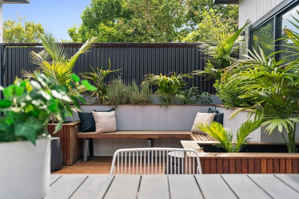 Photo Garden Benches vs Patio Sofas