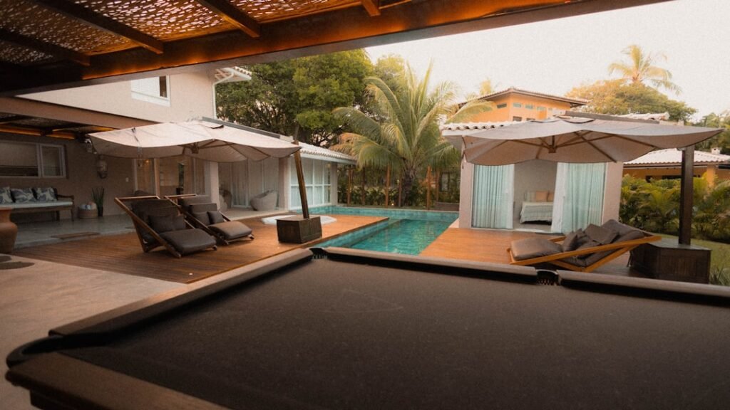 Photo poolside furniture