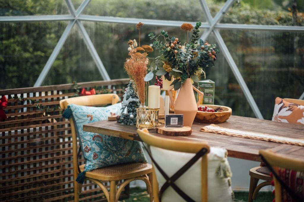 Photo Cozy Outdoor Dining Setup