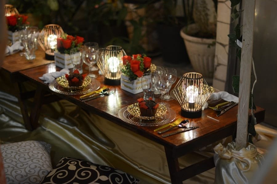 Photo Cozy Outdoor Dining Setup