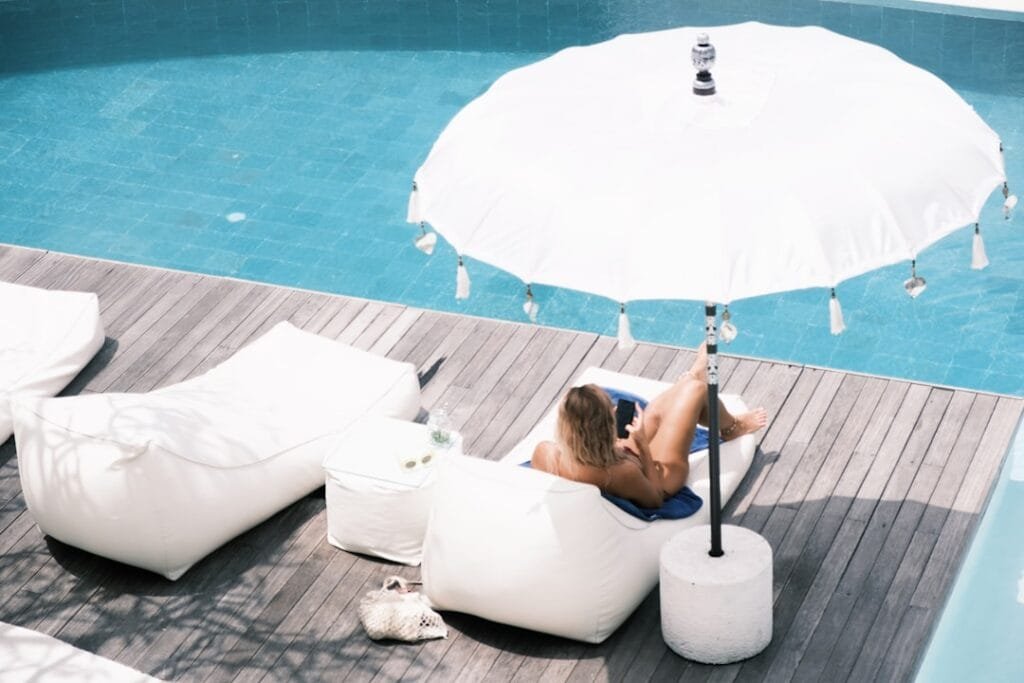 Photo Poolside Furniture Setup