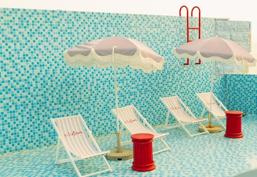 Photo Poolside Furniture Setup