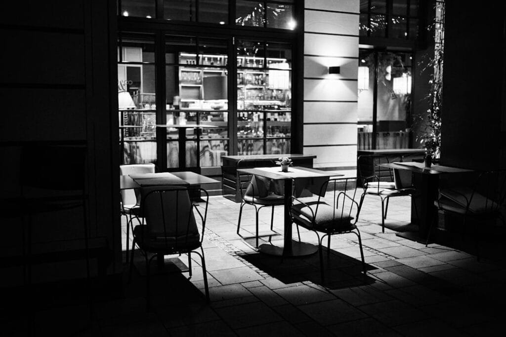 Photo Outdoor Cafe or Restaurant Space